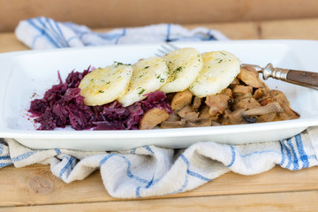 Sojagulasch mit Rotkraut und gebratenem Kloß