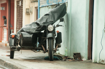 Motorrad mit Beiwagen wird  repariert in Baracoa, Kuba