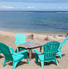 table et chaises sur plage de vacances