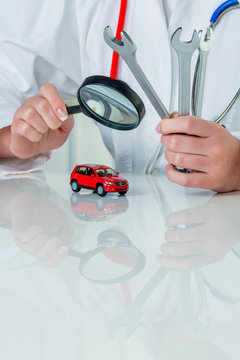 Auto wird von Arzt untersucht