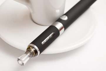 cigarette &eacute;lectronique et tasse de caf&eacute;