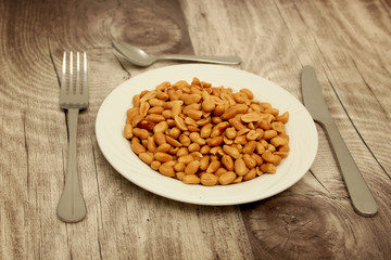Erdnüsse mit Teller