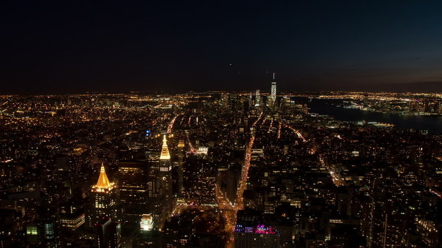 Timelapse from Empire State Building showing Manhattan at night