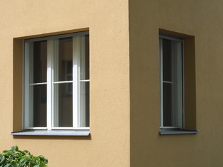 Fototapeta na wymiar Fenster einer Eckwohnung