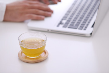 冷茶とノートパソコン