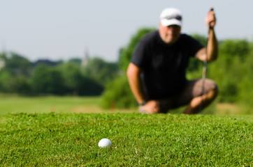 golfer betrachtet den golfball
