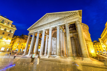 Fototapeta premium The Pantheon illuminated at night, Rome