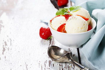 Vanilla ice cream with fresh strawberry