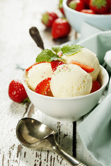 Vanilla ice cream with fresh strawberry