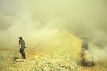 Obraz premium Sulphur mines Kawah Ijen in East Java, Indonesia