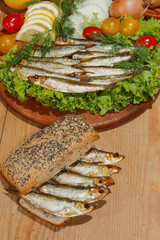 Sprotten, geräuchert, Salat, Körnerbrötchen, Tomaten, Zwiebeln,