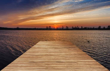 Photo sur Plexiglas Jetée Jetée en bois au-dessus d& 39 une eau au lever du soleil