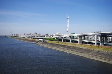Fototapeta na wymiar 川沿いの高速道路