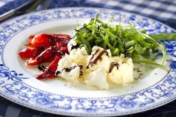 Ricotta cheese with grilled red pepper and arugula salad