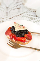 Tartlet with custard, berries and white chocolate