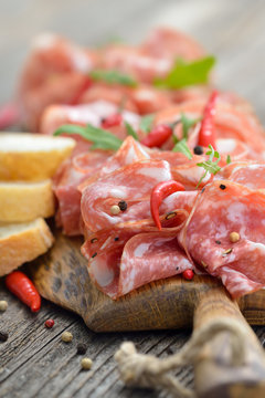 Servierbrett mit luftgetrockneter toskanischer Salami