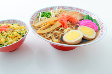 美味しそうなラーメンとチャーハン