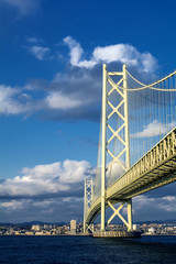 明石海峡大橋と神戸市街地