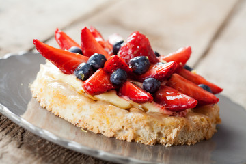 Tartlete with custard and berries