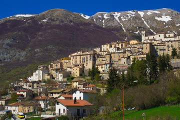 Naklejka premium Piccolo villaggio nell'appennino abruzzese, Italia