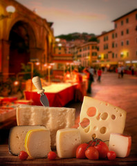 Sagra in piazza, esposizione di formaggi