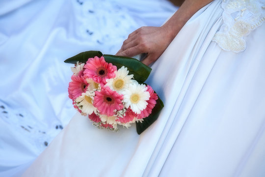 Bouquet di fiori colorati in mano alla sposa