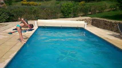 Fille prête à sauter dans l eau