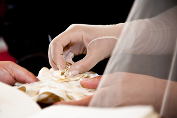Particolare della sposa che prende le fedi