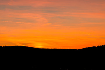 Sonnenuntergang_Berge_Wald