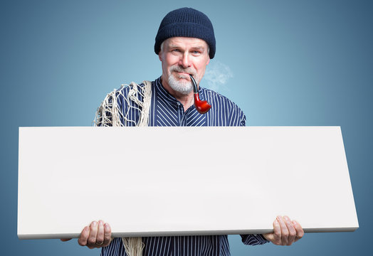 Freundlicher Friese h&auml;lt schild 