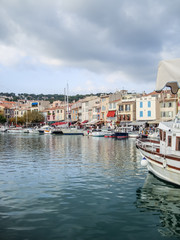 Obraz premium Cassis, le port et ses bateaux