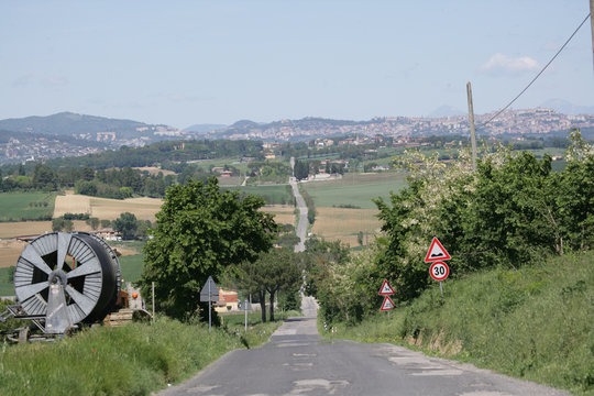 lunga strada con citt&agrave; in fodo