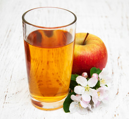 glass of apple juice