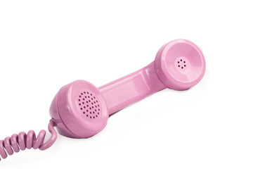 Tubo y auricular de teléfono antiguo rosa sobre fondo blanco liso y aislado. Vista de frente y de...