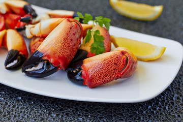 Boiled crab claws with lemon © irrez