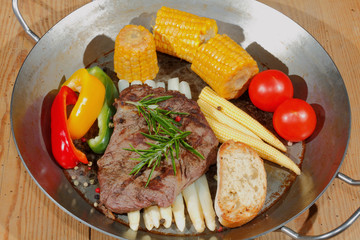 Gegrilltes Rindersteak, Spargel, Paprika, Tomaten