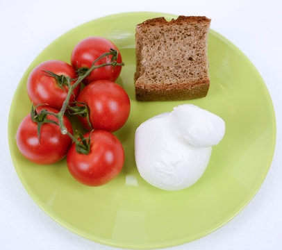 mediterranean diet tomato, mozzarella and brown bread