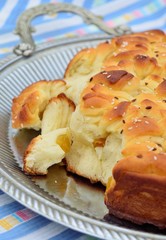 Cake with raisins and sesame seeds