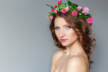 Naklejka premium beautiful girl with wreath of flowers with bare shoulders