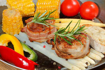 Gegrillte Schweinemedaillons, Spargel, Paprika, Tomaten