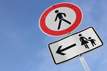 Deutsches Verkehrszeichen: Verbot für Fußgänger
