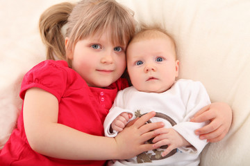 zwei Kinder kuscheln zusammen