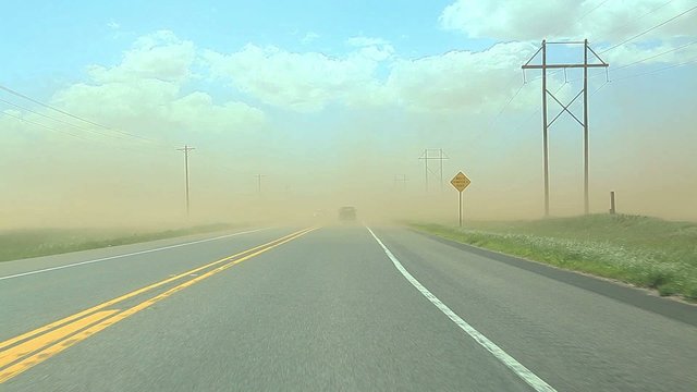 Sandsturm auf einer Straße
