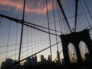 Obraz premium Brooklyn Bridge in der Abenddämmerung