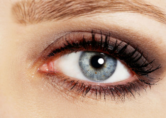 Obraz premium Eye of young woman with tear drop close up