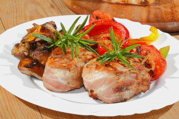 Gegrillte Schweinemedaillons,Champignons, Paprika, Tomaten