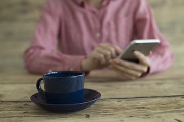 Obraz na płótnie Canvas Women are using a smart phone at a coffee shop