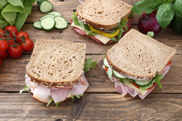 sandwich con carne e verdure sfondo legno