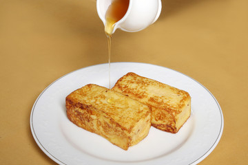 フレンチトーストにシロップをかけて