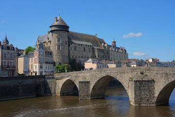 Laval, château et vieux pont
